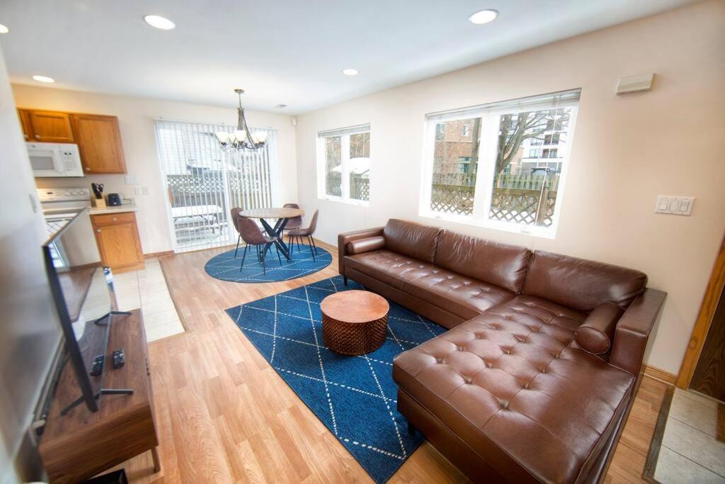 Tucked Away Off Brady - 4 Beds Apartment Milwaukee Bagian luar foto