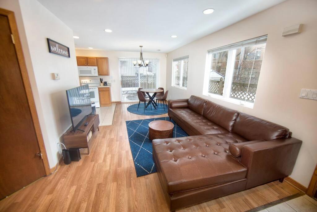 Tucked Away Off Brady - 4 Beds Apartment Milwaukee Bagian luar foto
