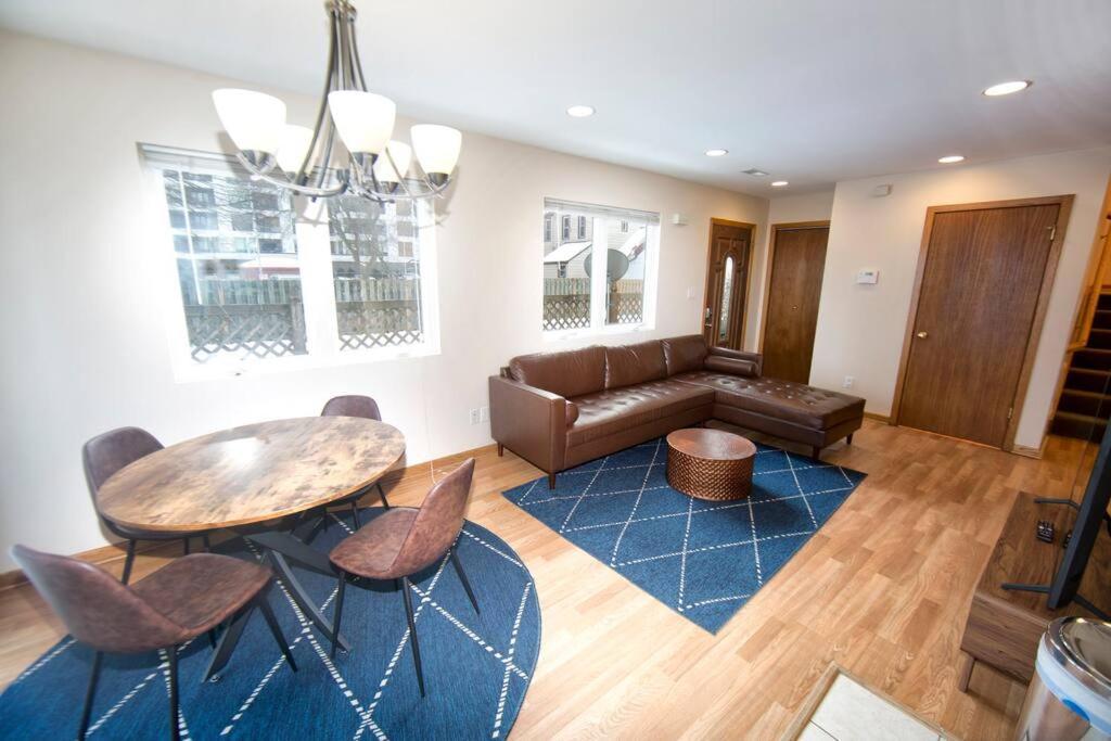 Tucked Away Off Brady - 4 Beds Apartment Milwaukee Bagian luar foto