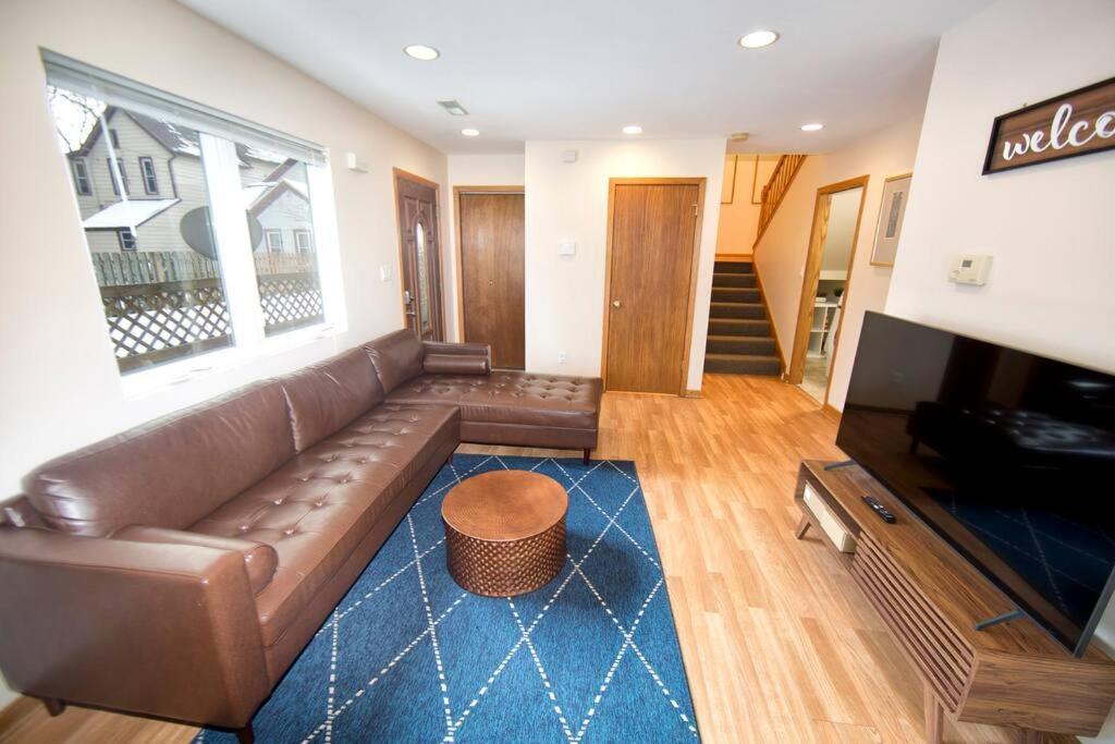 Tucked Away Off Brady - 4 Beds Apartment Milwaukee Bagian luar foto