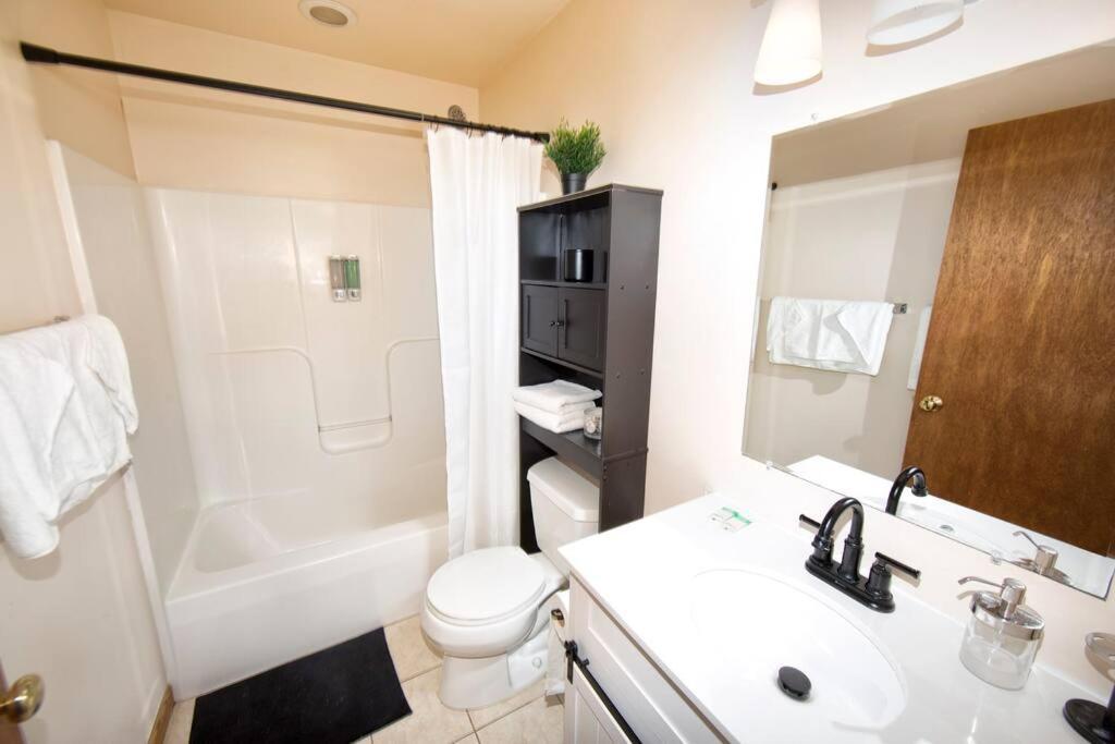 Tucked Away Off Brady - 4 Beds Apartment Milwaukee Bagian luar foto