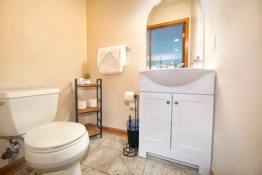 Tucked Away Off Brady - 4 Beds Apartment Milwaukee Bagian luar foto