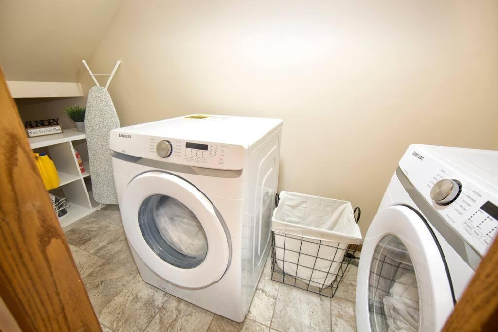 Tucked Away Off Brady - 4 Beds Apartment Milwaukee Bagian luar foto