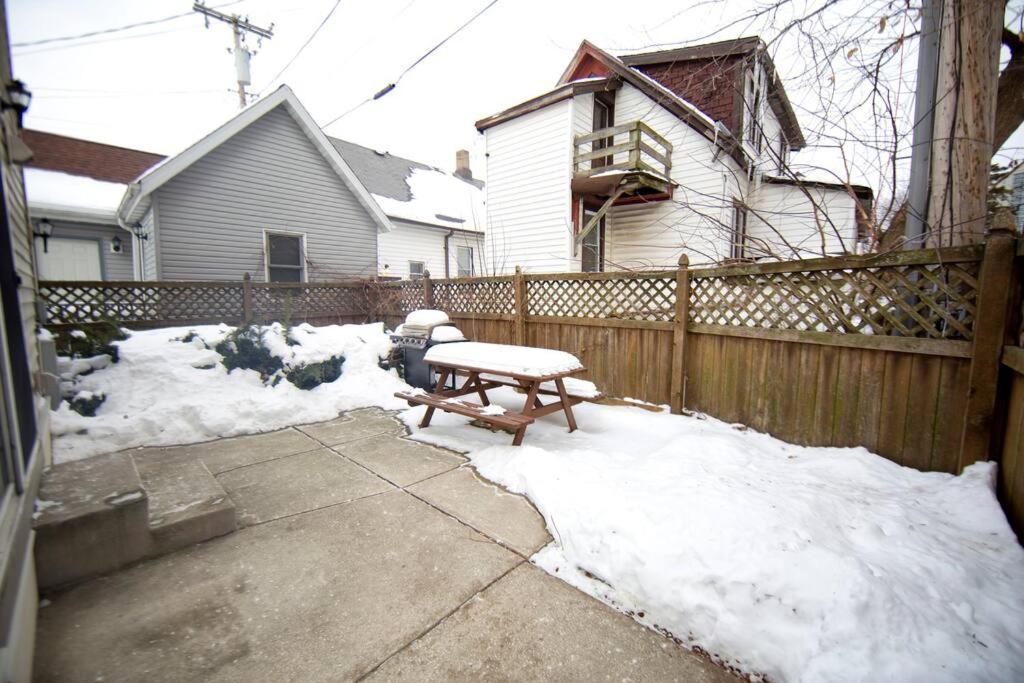 Tucked Away Off Brady - 4 Beds Apartment Milwaukee Bagian luar foto