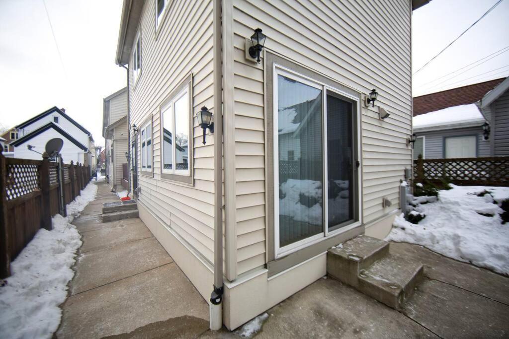 Tucked Away Off Brady - 4 Beds Apartment Milwaukee Bagian luar foto
